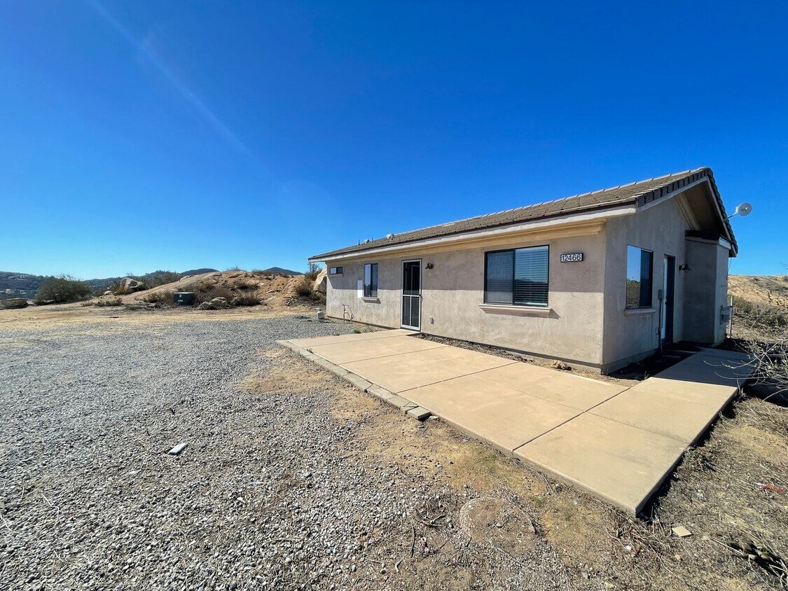 Primary Photo - 1 Bed 1 Bath, 882 sqft, Valley Center Cottage