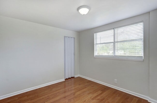 Building Photo - One block from Historic District - Renovated Two Bedroom