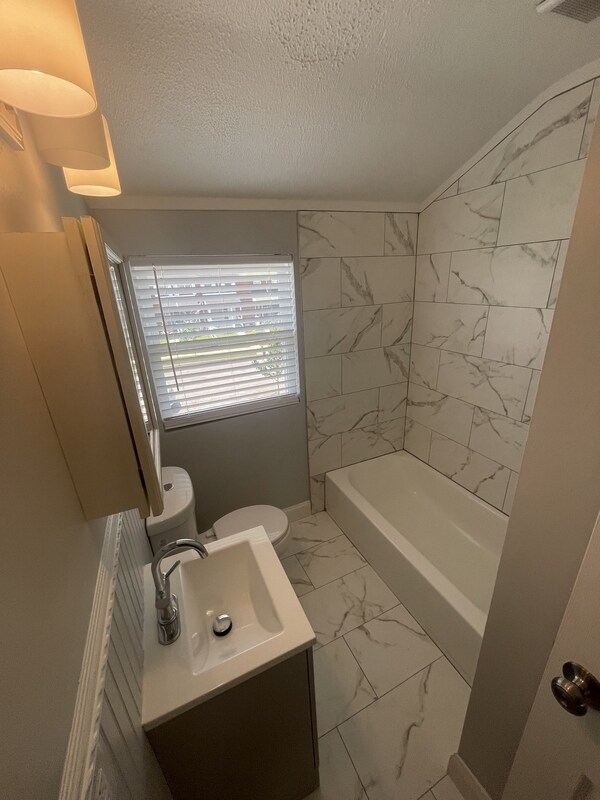 Foto del edificio - 7843 Lockwood Rd