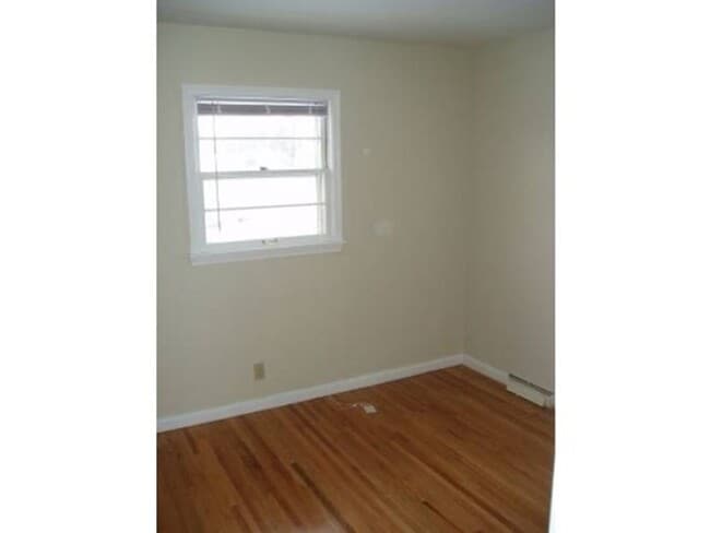 Building Photo - 704 Robinwood Ln