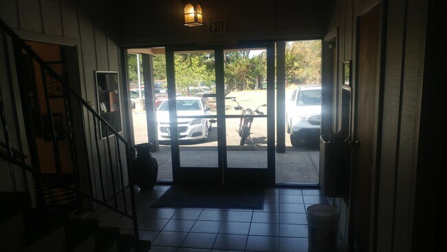 Foto del edificio - 4525 Montgomery Dr