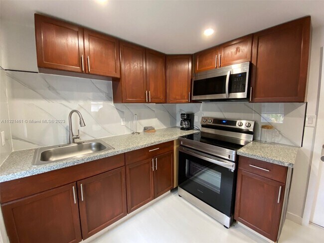Foto del edificio - 875 NW 97th St