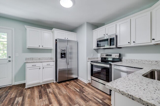 Foto del edificio - Completely Renovated 2BR Duplex with Granite Counters & Stainless Appliances