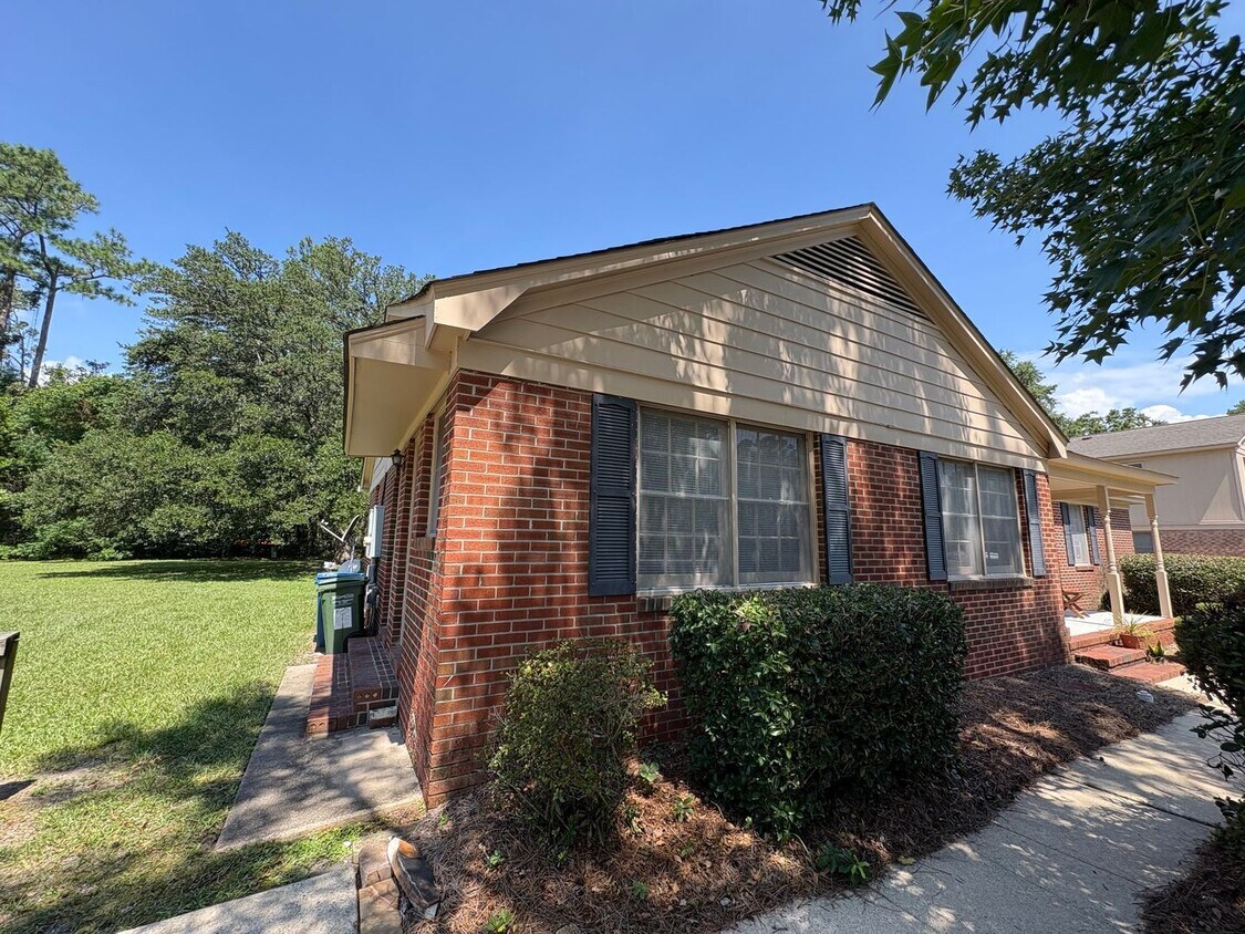 Foto principal - 2 Bedroom, 1 Bath Duplex Located in the Ce...