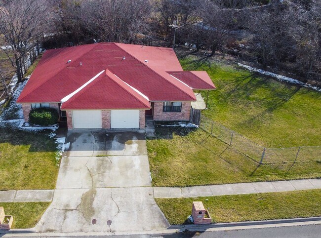 Building Photo - 3708 Hereford Ln