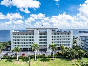Building Photo - 1500 Park Beach Cir