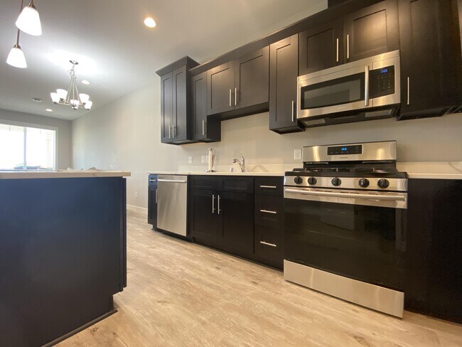 Building Photo - 692 Stone Haven Dr NE
