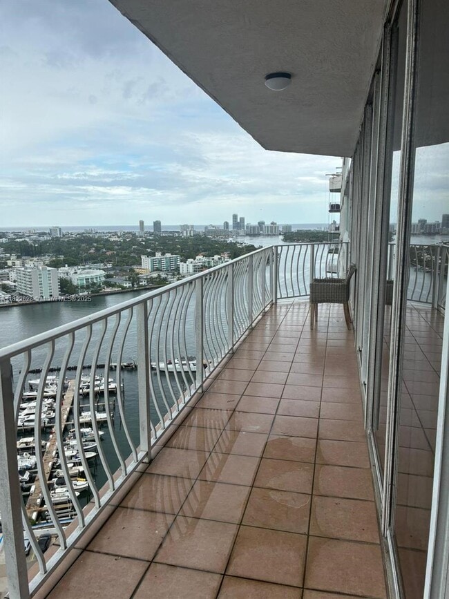 Foto del edificio - 7601 E Treasure Dr