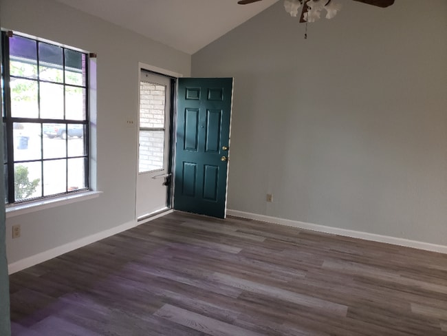 Building Photo - 420 Signal Hill Ct N