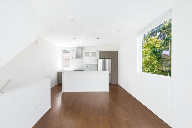 Building Photo - 2 Bedroom 2 Bath Townhome with Rooftop Deck in Crown Hill