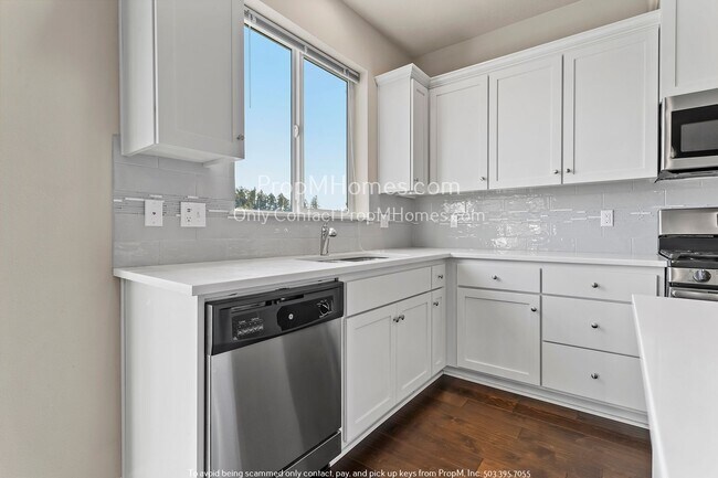 Building Photo - Brand New Beautiful Pristine Five Bedroom ...