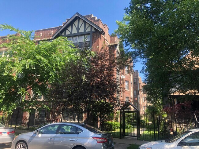Building Photo - 1626 W Lunt Ave