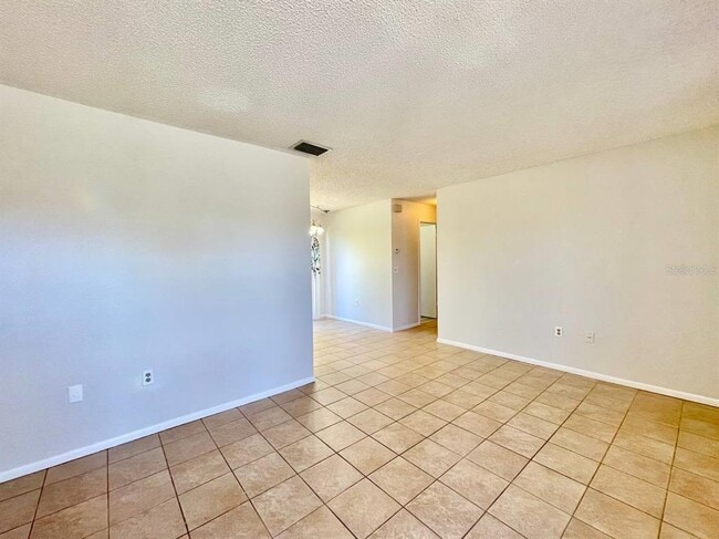 Building Photo - 2625 Narcissus Dr