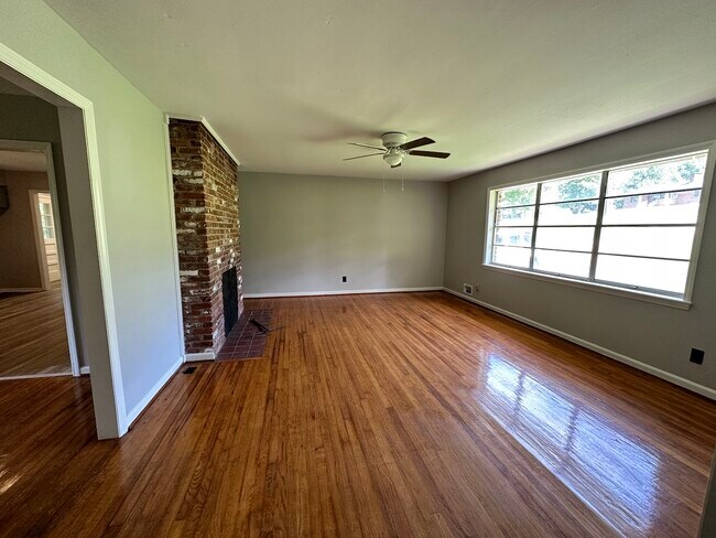 Building Photo - 1006 Riverbend Dr