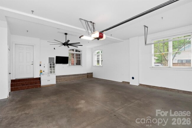 Building Photo - 2248 Lyndhurst Ave