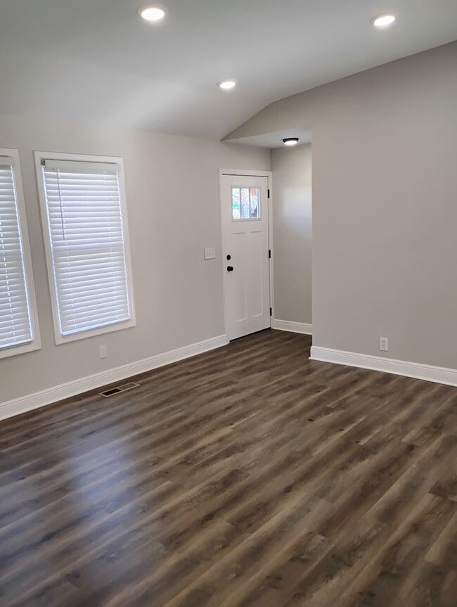 Foto del edificio - Spacious. Stylish. Short-Term Lease Perfection