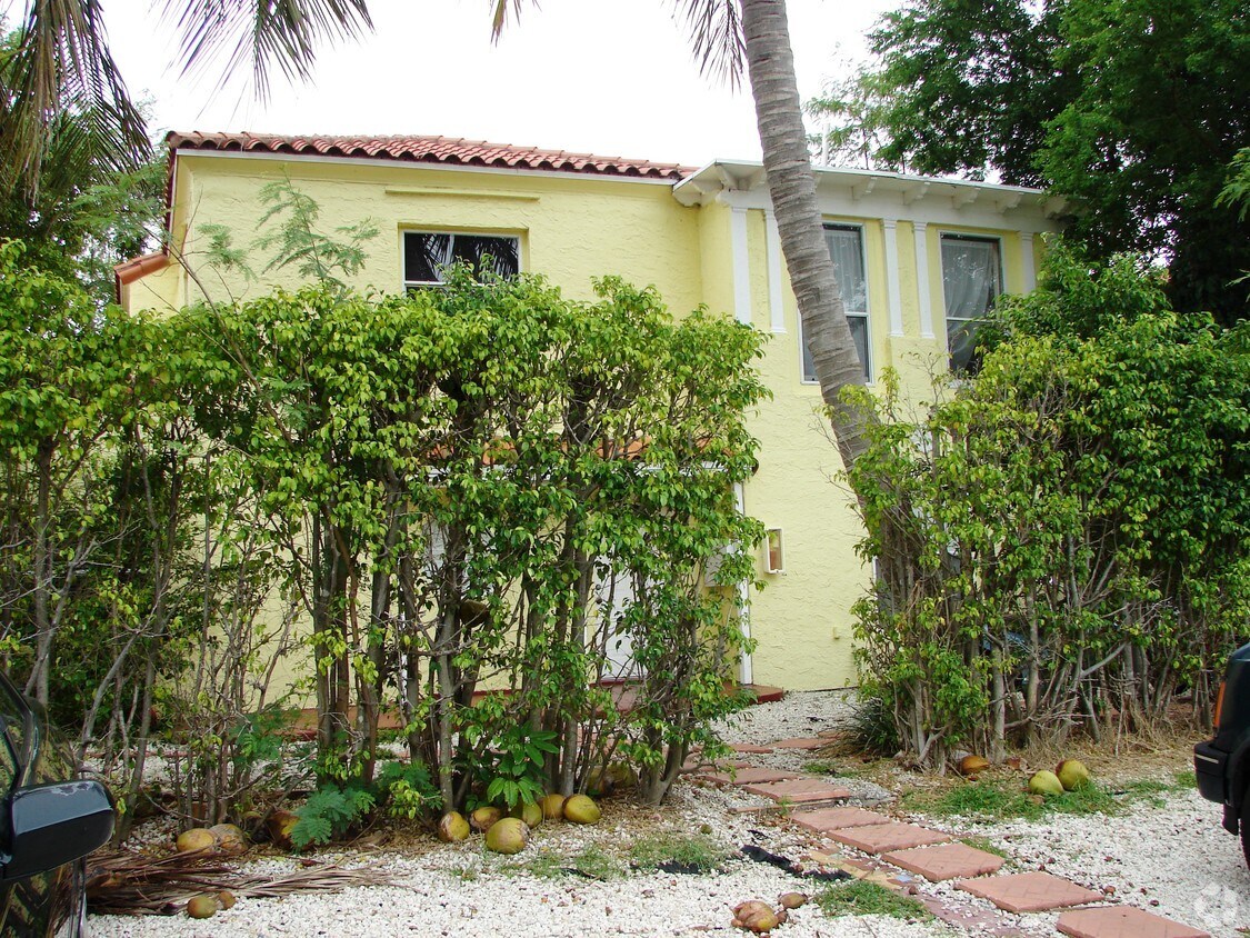 Foto del edificio - 2816 Pinetree Dr