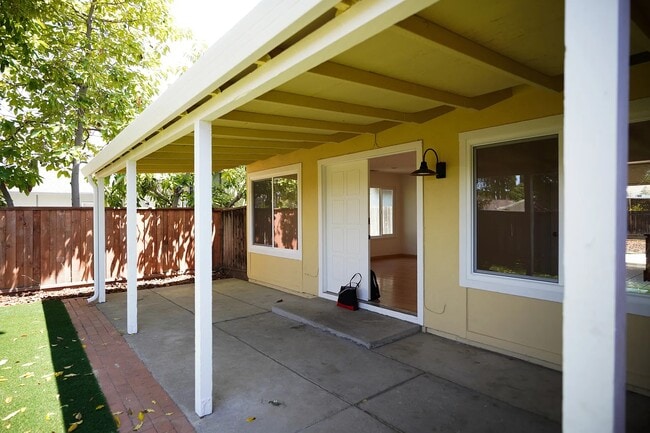 Building Photo - 1510 Sierraville Ave