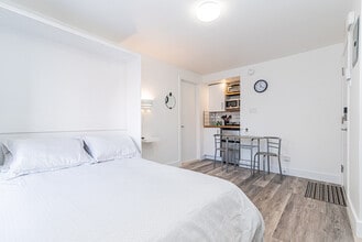 Building Photo - 1439 Rue Saint-André