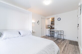 Building Photo - 1439 Rue Saint-André