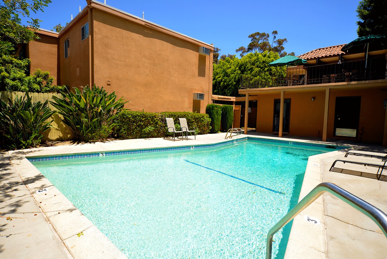 ¡Ponderosa Apartments de la entrada a la piscina - Ponderosa Apartments