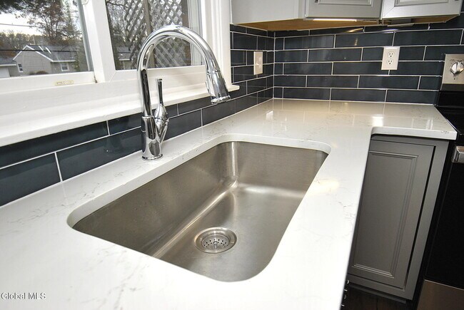 Foto del edificio - 49 Delafield Dr