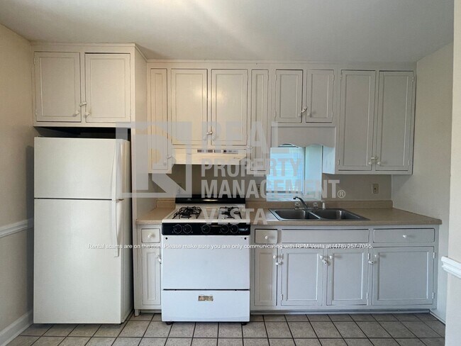Building Photo - One Bedroom Apartment in Great Downtown Lo...