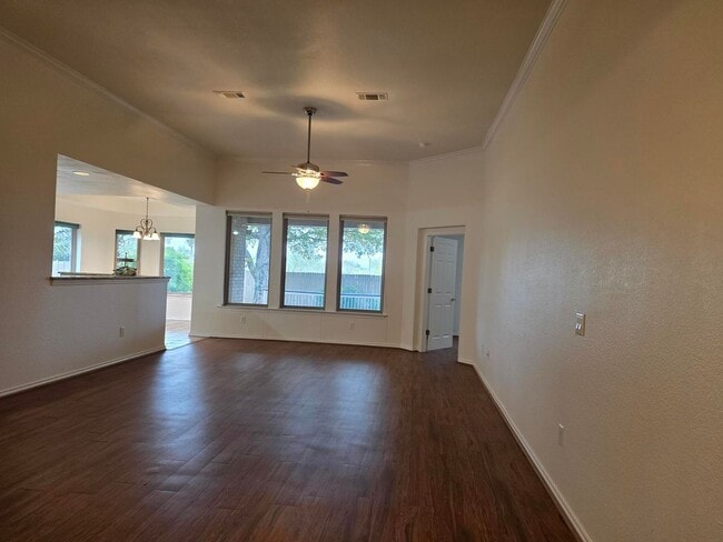 Foto del edificio - FOR LEASE!!