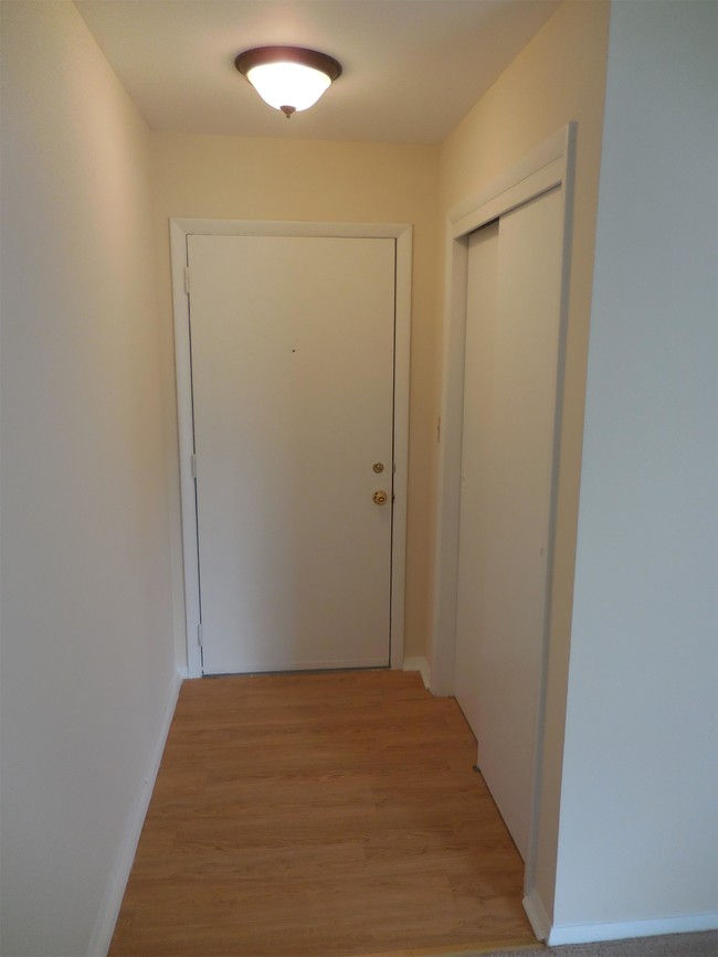 Building Photo - 302 Giles St