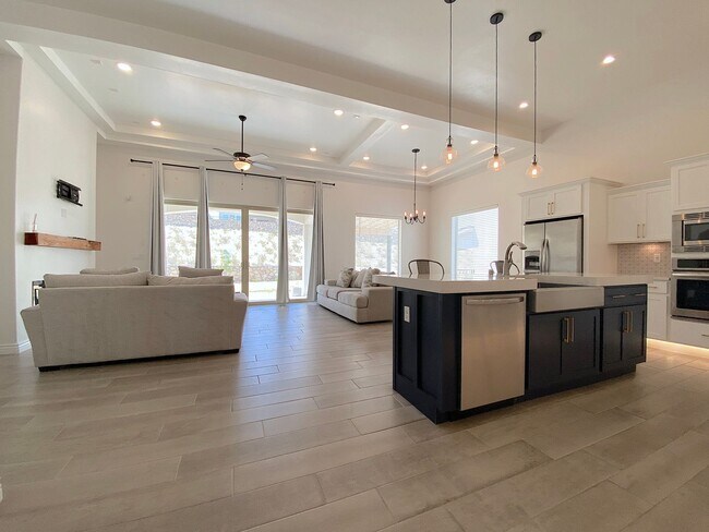 Foto del edificio - West El Paso Cimarron Neighborhood Stunning 4 bed/2.5bath