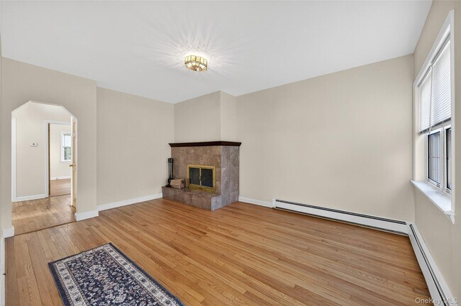 Building Photo - 3 Woodmere Ln