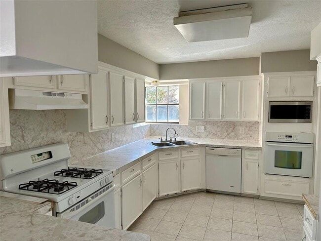 Building Photo - 2818 Stoney Wood Dr