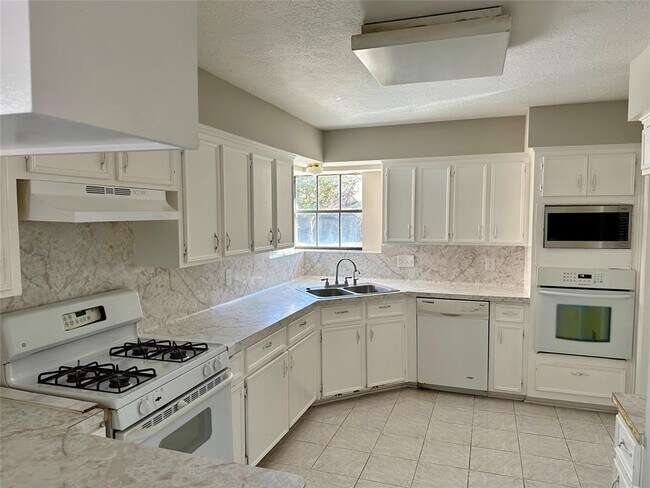 Foto del edificio - 2818 Stoney Wood Dr