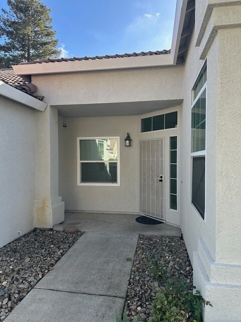 Foto del edificio - North Stockton 4 Bedroom 2 Bath Home