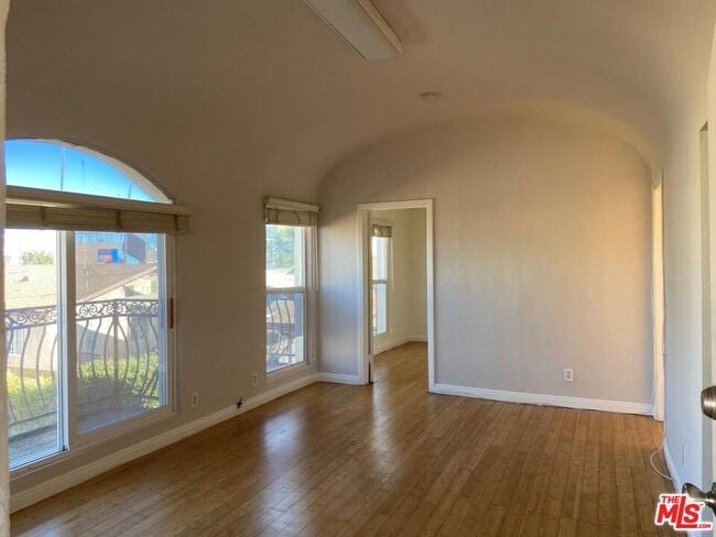 Foto del edificio - 1637-1637 S Bronson Ave