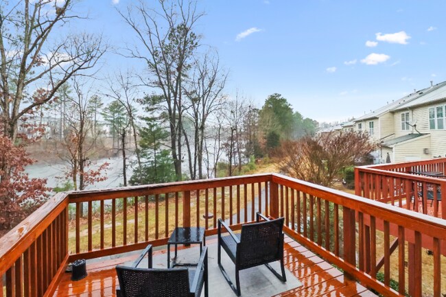 Building Photo - 100 Stratford Lakes Dr