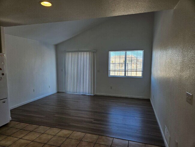 Building Photo - 4 Bed 2 Bath Split Level In Aurora!