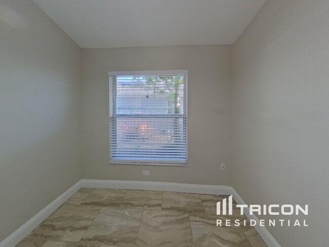Building Photo - 2422 Island Club Way