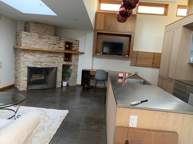 Foto del edificio - 345 Swall S Dr