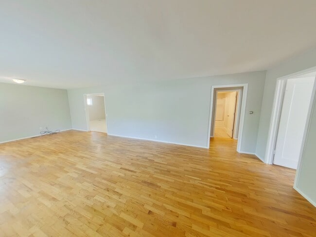 Building Photo - 5 Bedroom/2 bathroom