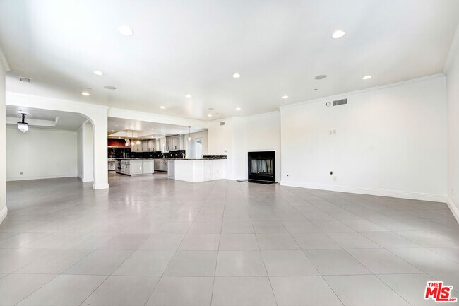 Building Photo - 4156 Sunswept Dr