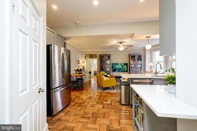 Foto del edificio - 1869 Mintwood Pl NW