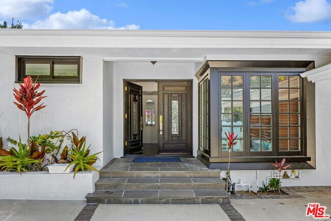 Building Photo - 1850 Coldwater Canyon Dr