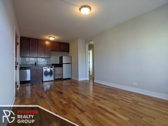 Building Photo - 552 W Arlington