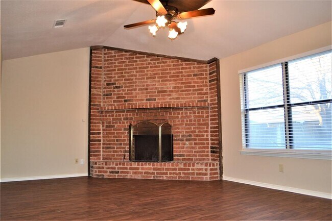 Building Photo - 2521 La Paloma Dr
