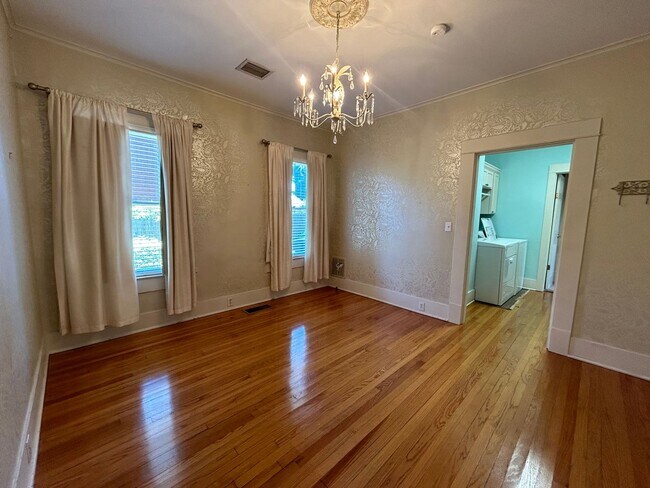 Building Photo - Gorgeous South Highlands 3 Bedroom Home