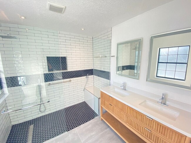 Building Photo - 13245 Shore Dr