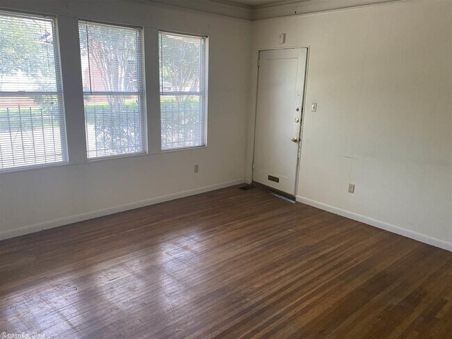 Building Photo - 4507 Woodlawn Dr