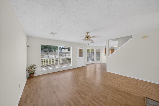 Foto del edificio - 22522 Holly Lake Dr