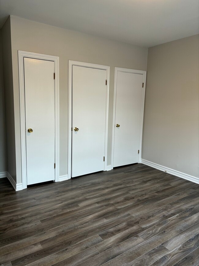 Photo du bâtiment - SPACIOUS NEWLY RENOVATED TWO BEDROOM APART...